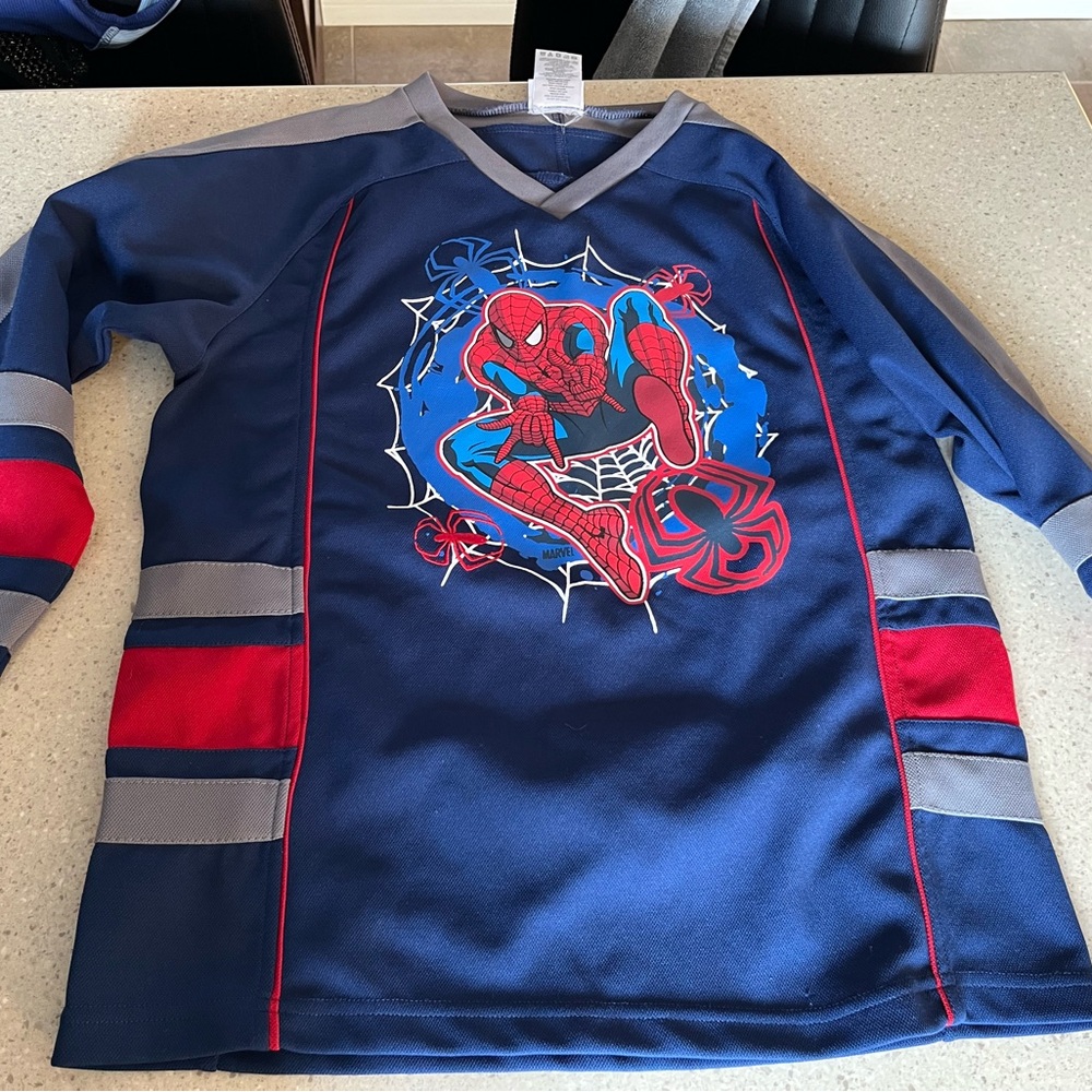 Youth Spider-Man’s hockey jursey. May fit women small. Worn once